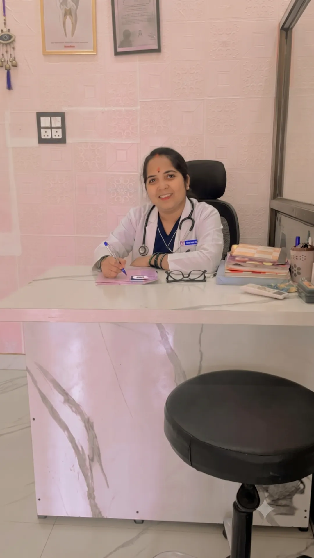 डॉ. ऋतु सिंह, B.D.S., अपने क्लिनिक में मुस्कुराते हुए